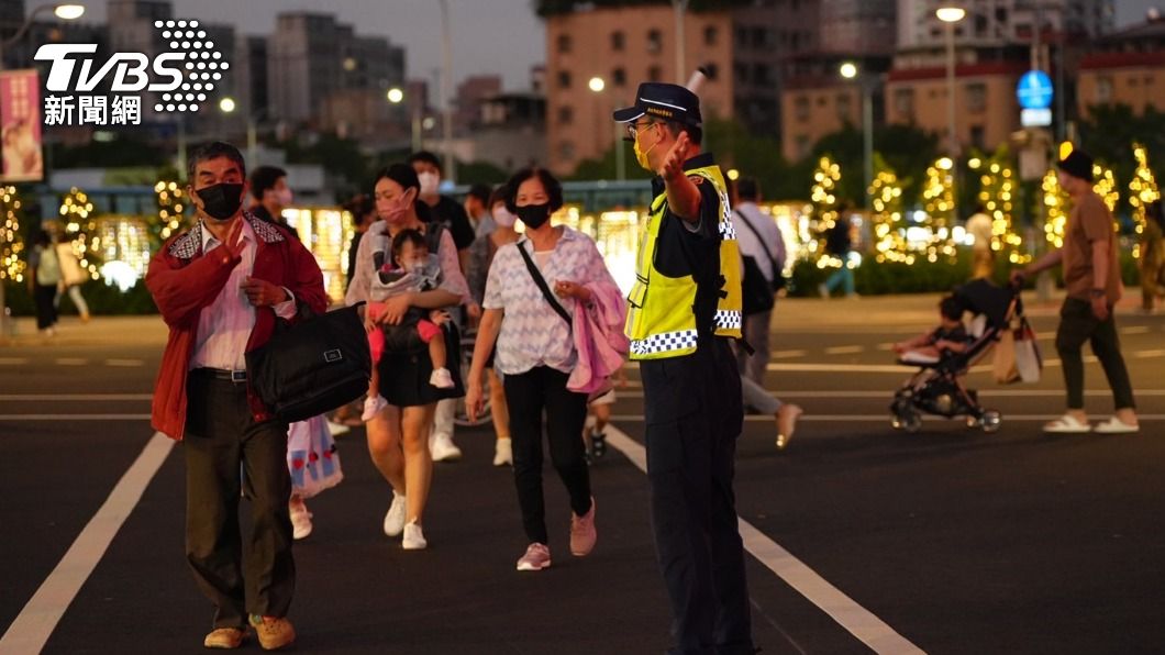 新北市警局投入大量警力,於耶誕城周邊路口指揮、疏導。(圖/TVBS)