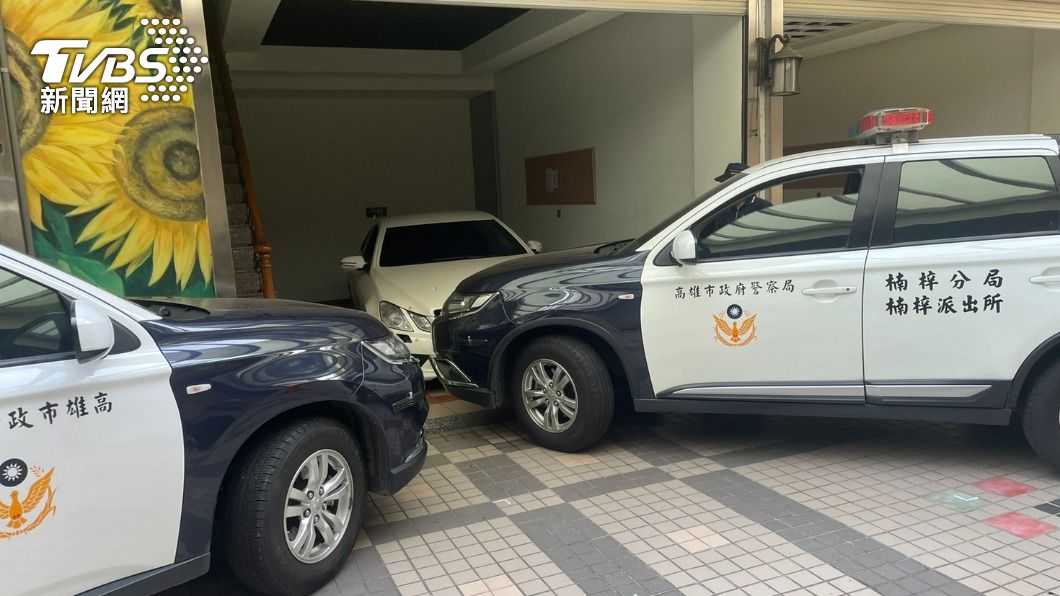 高雄3毒蟲摩鐵遭圍捕!意圖開車衝撞 警連轟32槍破窗逮人