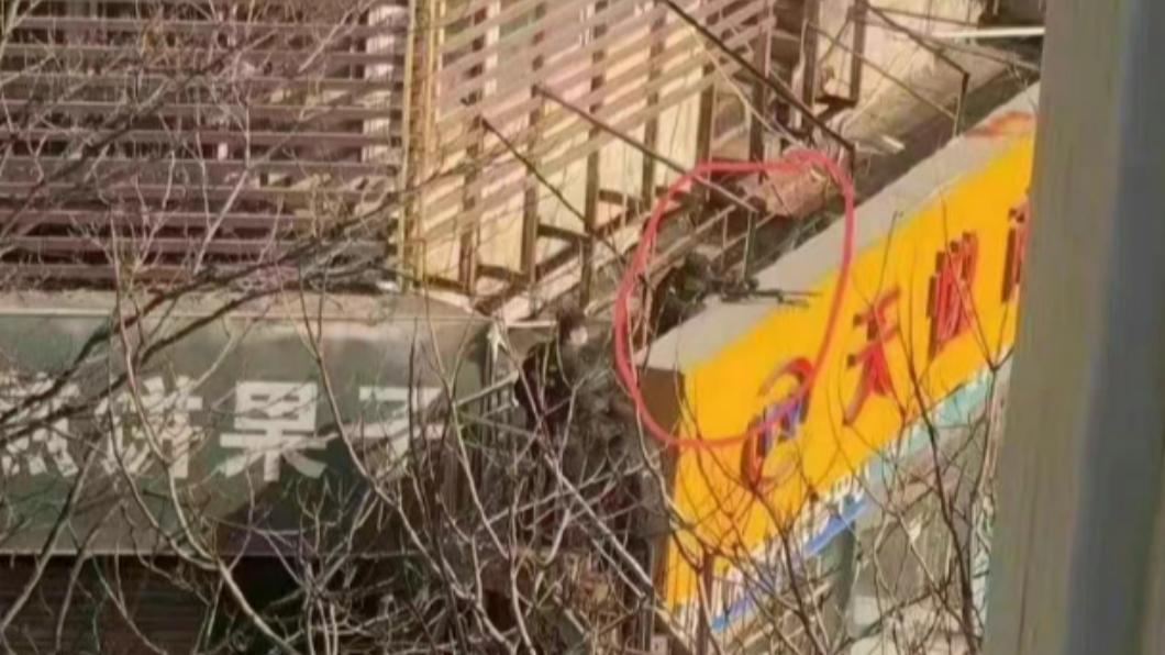 網友指出,警方還派出狙擊手待命。(圖/翻攝自微博)