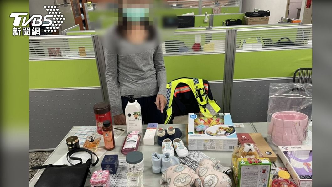 週年慶女趁亂偷14櫃，戰利品擺滿桌。（圖／TVBS）