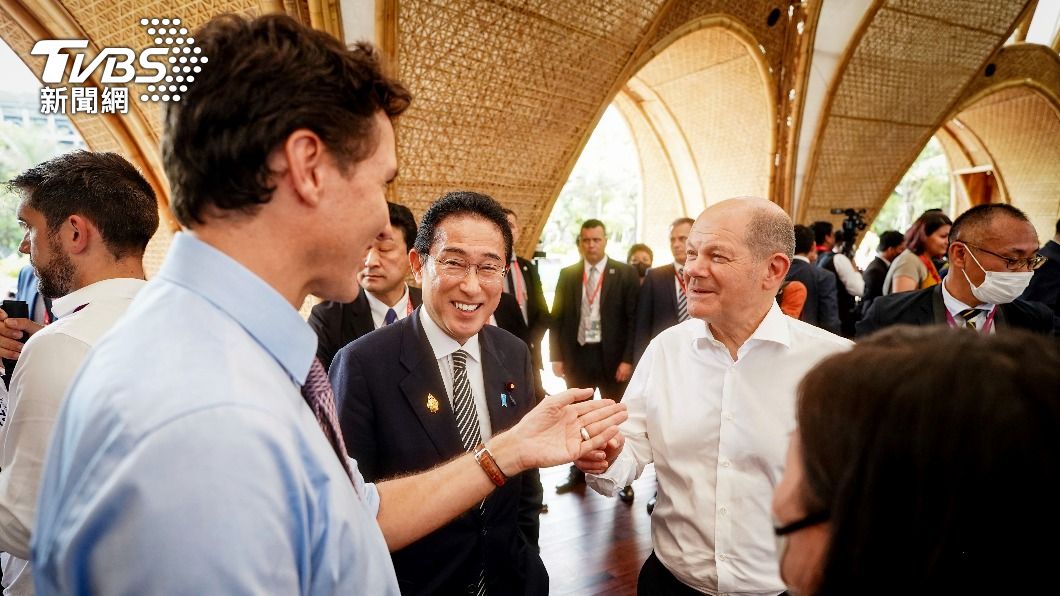 加拿大總理杜魯多、日本首相岸田文雄與德國總理蕭茲在場邊對話。(圖/達志影像美聯社)