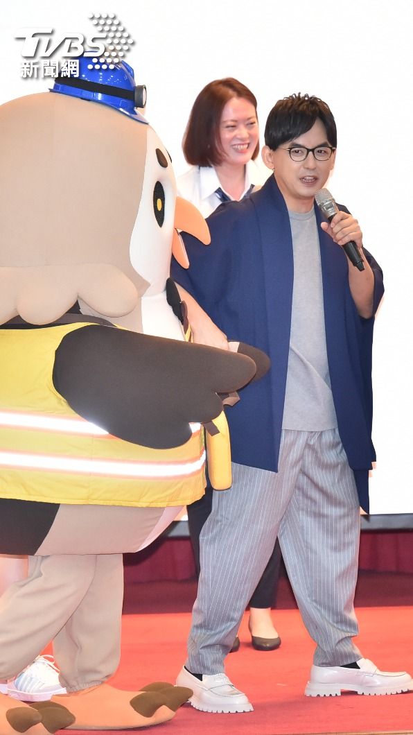 黃子佼跟吉祥物合影。(圖/梁恩誌攝)