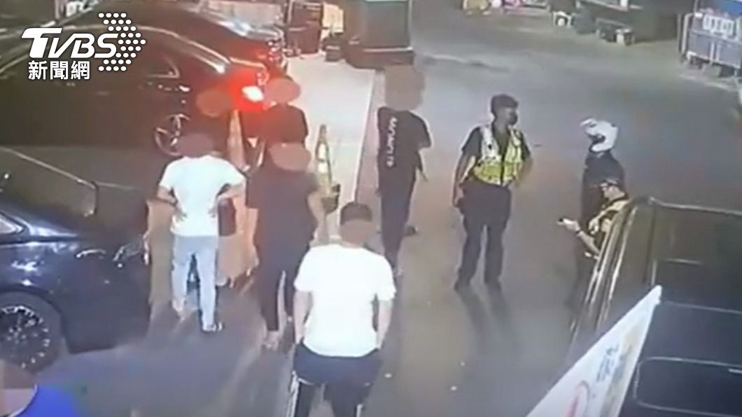 警方派快打部隊勸離。（圖／TVBS）