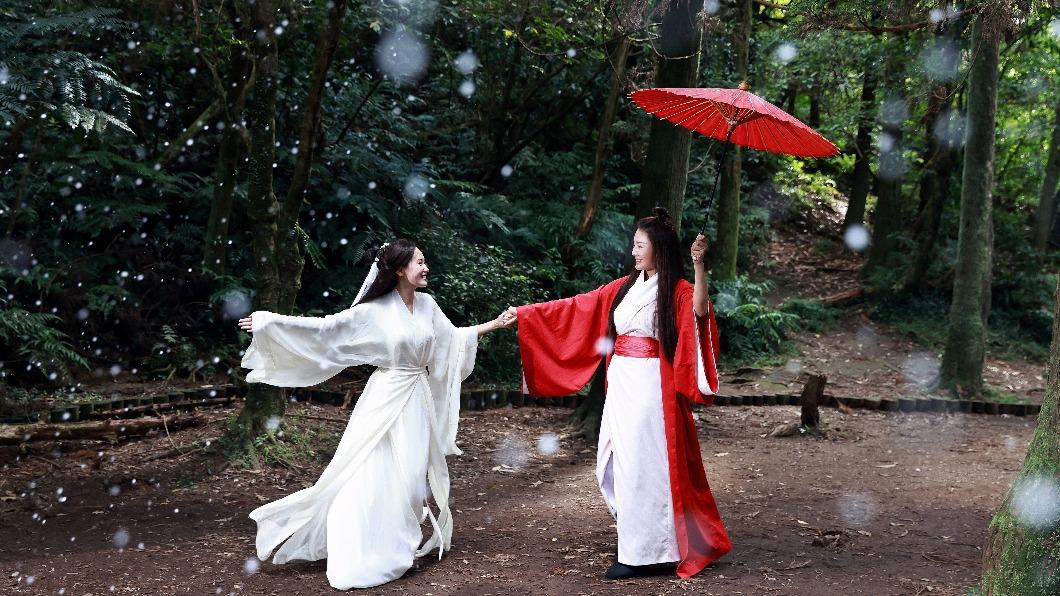 Rita(右)的《緣起》MV拍得如夢似幻。(圖/艾迪昇傳播提供)
