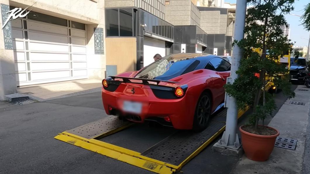 網紅儒哥為拍攝搞笑影片,跟朋友商借Ferrari 458 Italia。(圖/翻攝自Ru儒哥 Youtube)