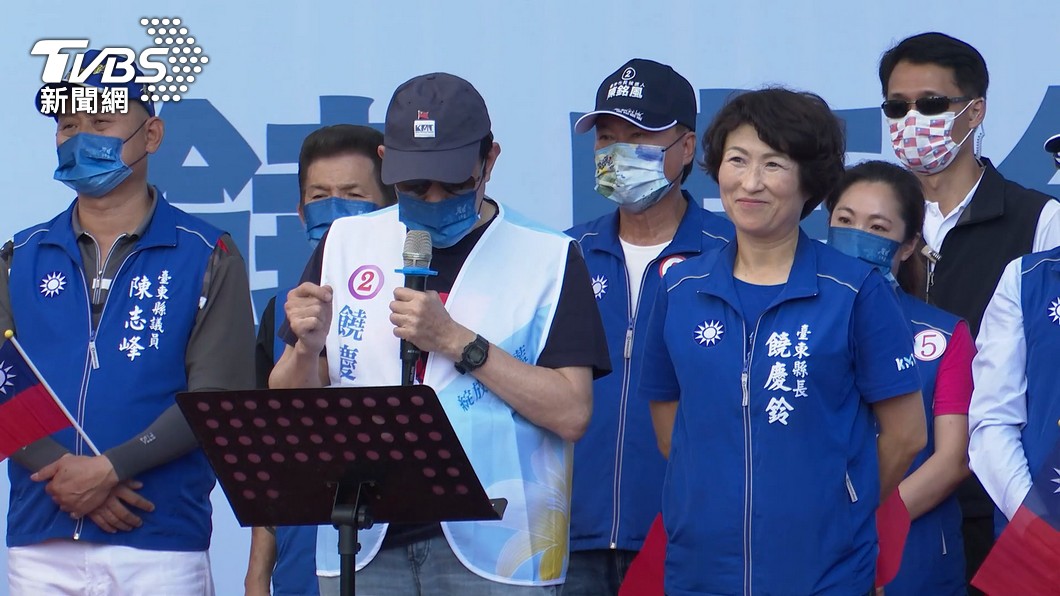 台東縣長候選人饒慶鈴成功連任,自行宣布當選。(圖/TVBS)