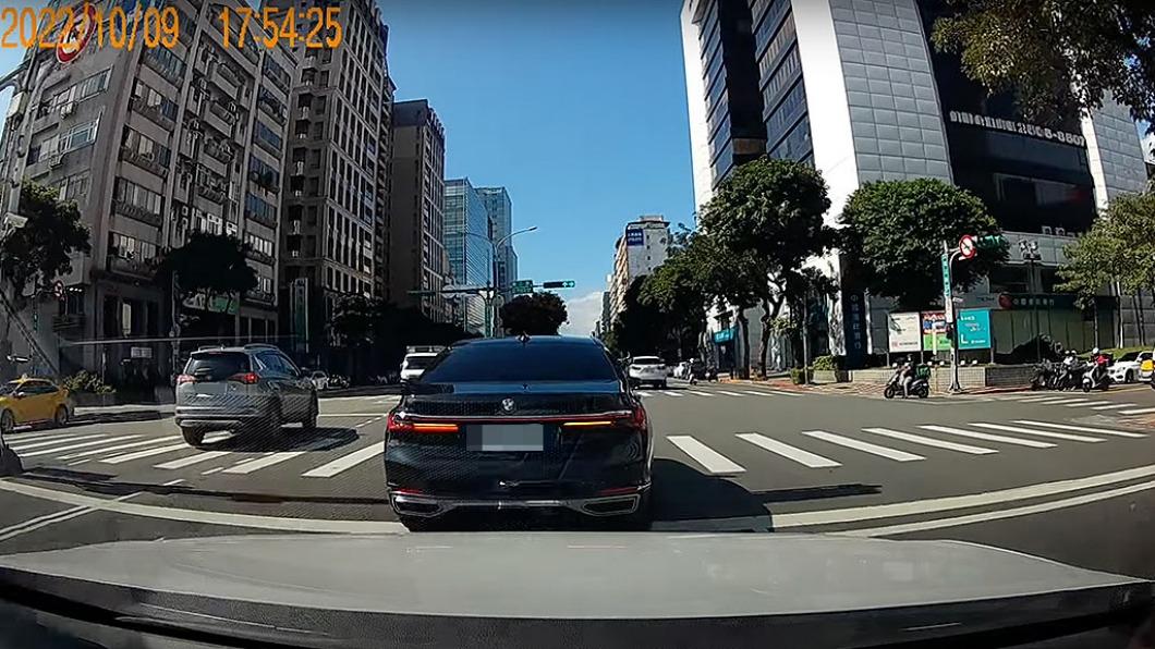 遭惡意逼車!行車紀錄器「時間錯誤」恐難報警 過來人曝1解方