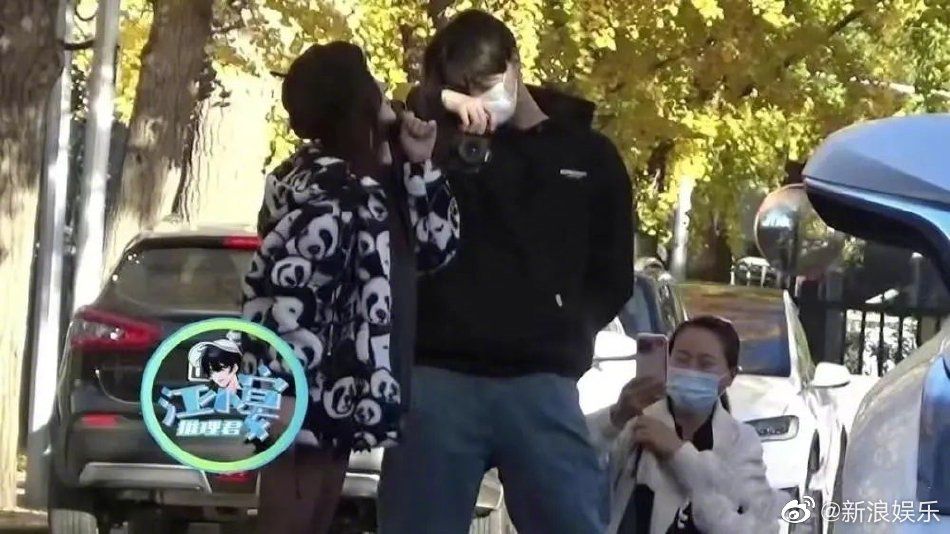 李小璐被拍到與饒舌歌手幽會。(圖/翻攝自微博)