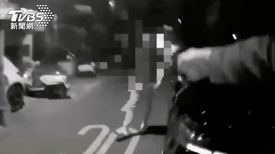 員警將男子攔下。（圖／TVBS）