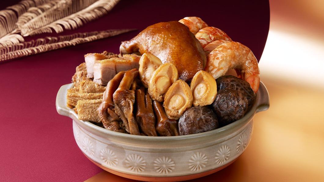 艾美寒舍食譜「金燦迎年」奢華珍寶盆菜。(圖/寒舍艾美提供)