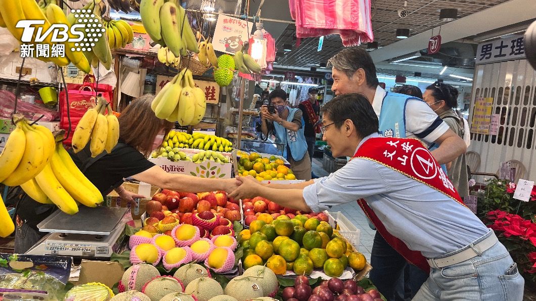金溥聰現身替無黨籍市議員候選人曾獻瑩站台。(圖/黃韋銓攝)
