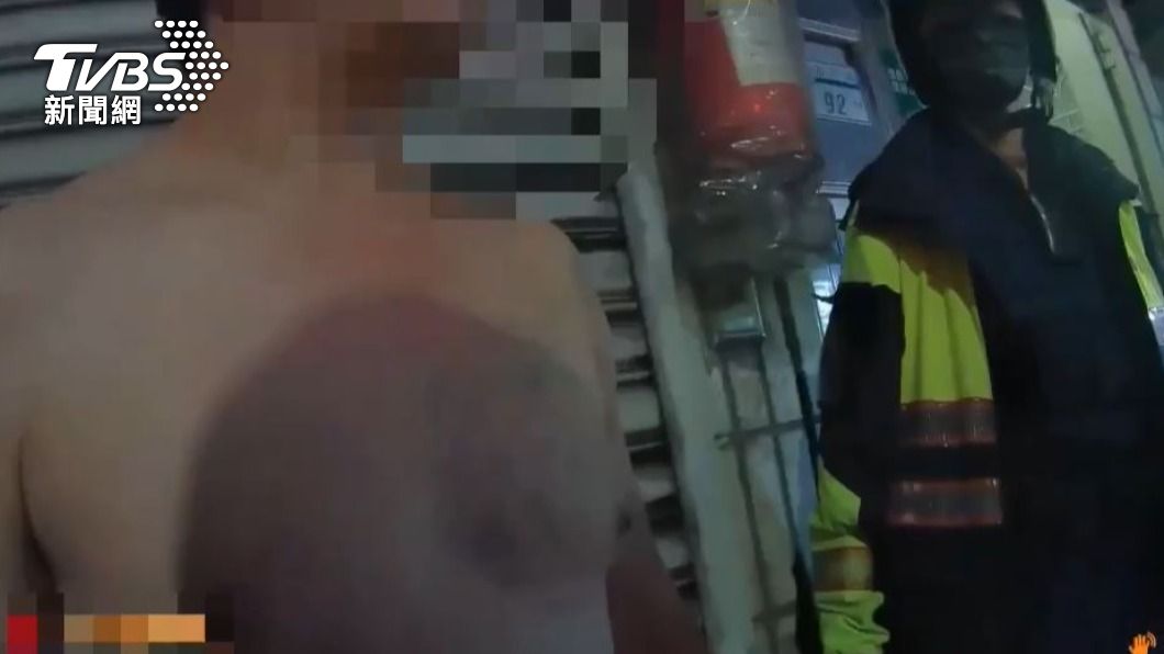 員警到場處理男子仍情緒激動。（圖／TVBS）