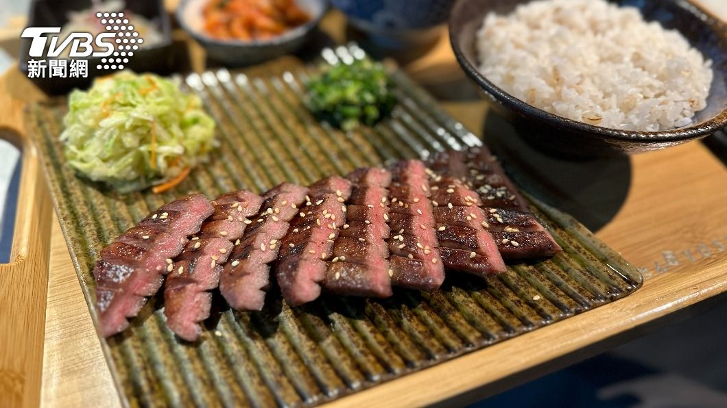 牛舌有分薄切、厚切和極厚切部位,分別都有不同口感。(圖/葉韋辰攝)