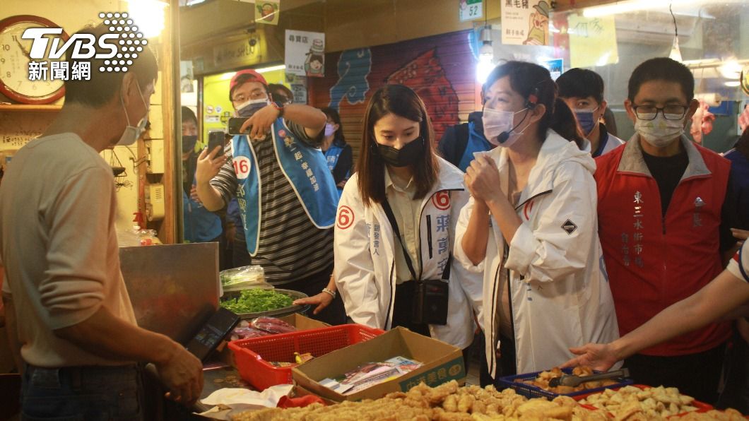 國民黨台北市長候選人蔣萬安的妻子石舫亘今(16)日前往萬華區的市場進行拜票。(圖/方炳超攝)