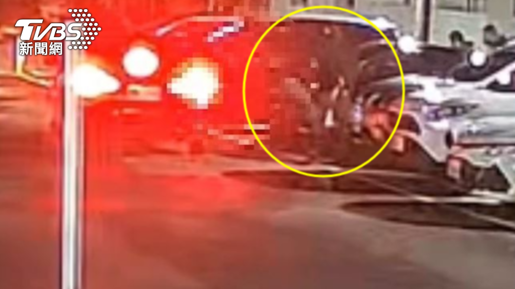 被害人和女友遭惡煞以球棒毆打後,強擄上車。(圖/TVBS)