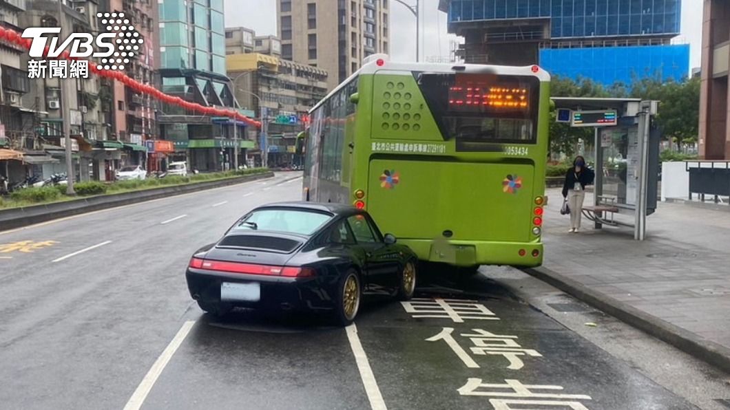 迴轉角度沒抓好!保時捷跑車插進公車底盤 駕駛還酒駕