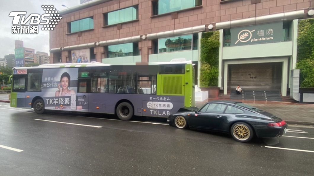 保時捷跑車撞擊公車車尾，車頭卡在底盤動彈不得。（圖／TVBS）