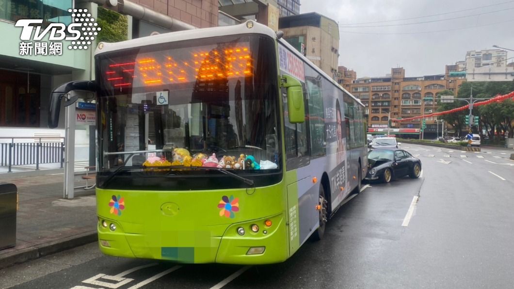 公車司機酒測值0，保時捷駕駛酒測值0.39，已違反公共危險罪。（圖／TVBS）
