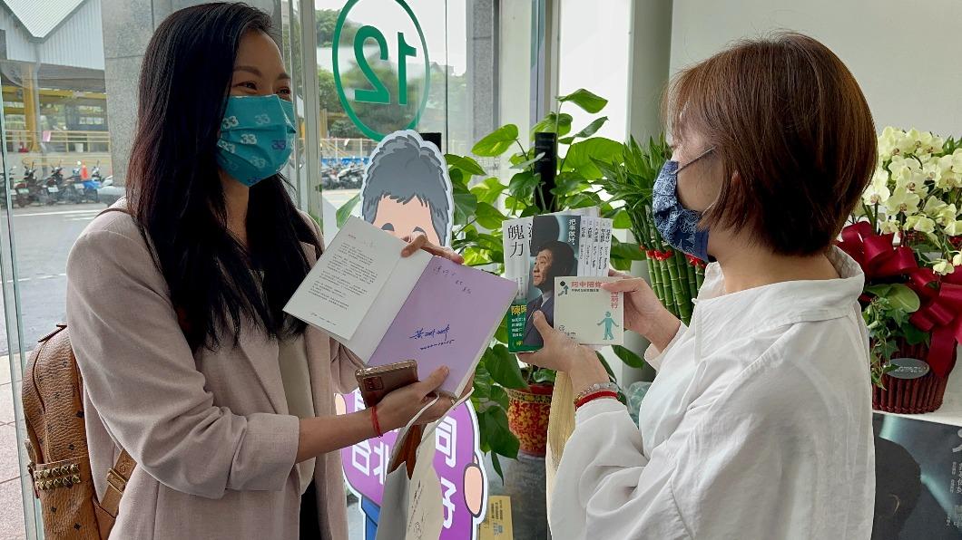 黃珊珊競辦發言人李昀臻親自送書到陳時中競總。(圖/黃珊珊競辦提供)