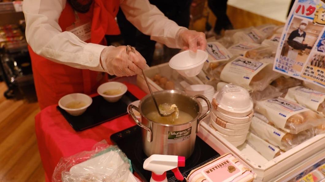 日本超市將台灣石斑魚加入火鍋料理中,舉辦試吃會。(圖/翻攝自矢板明夫臉書)