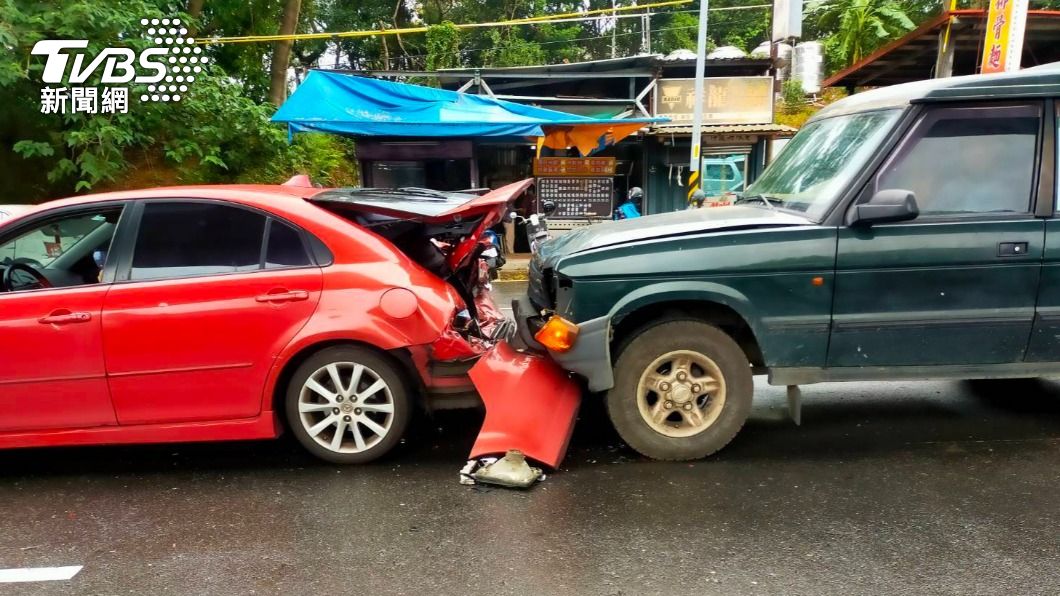 這下賠慘了！廂型車未注意車前狀況　從後追撞釀6車毀損