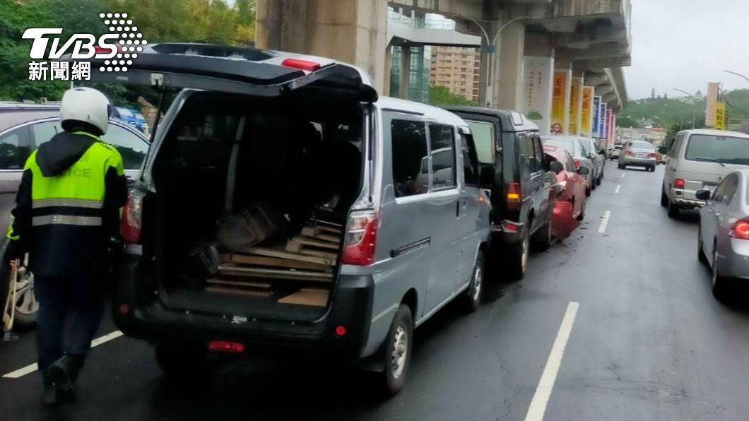 共六輛車受損。（圖／TVBS）