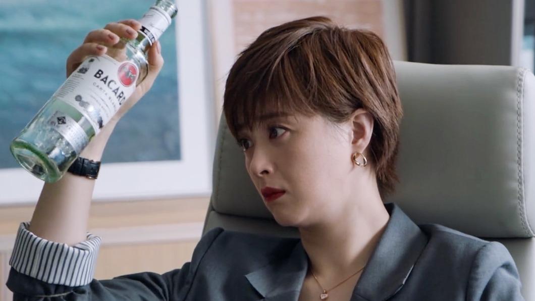 蔣欣劇中因工作壓力大,靠酗酒緩解。(圖/中天娛樂台提供)