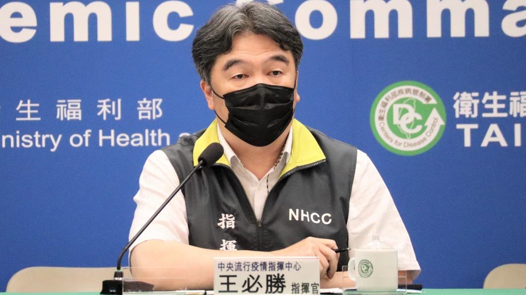 王必勝表示，現行規定，如果在拍攝、照相或主持這一類的活動是可以脫下口罩。（圖／指揮中心提供）