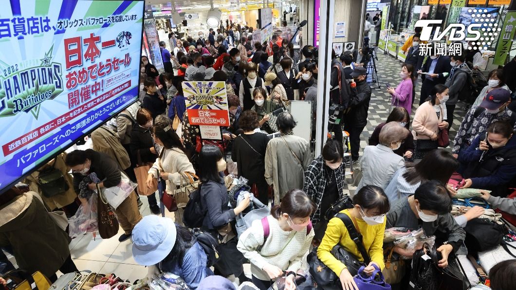 日本大阪一家百貨公司正在舉辦特賣會。(圖/達志影像美聯社)