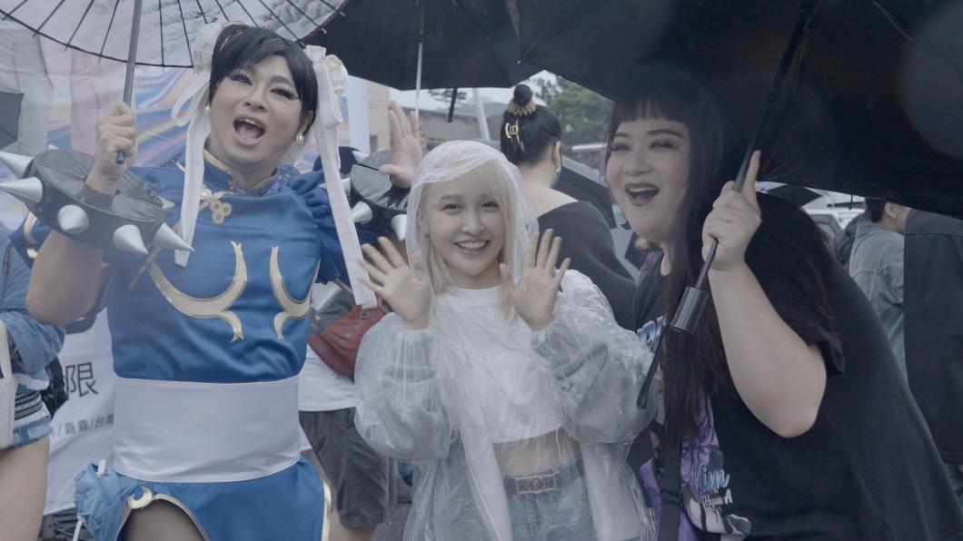 張若凡(中)淋著雨一起走同志大遊行。(圖/索尼音樂提供)
