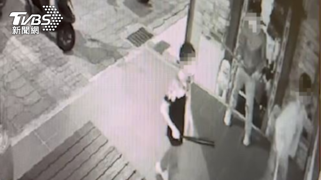 持球棒、高爾夫球桿砸店。（圖／民眾提供）