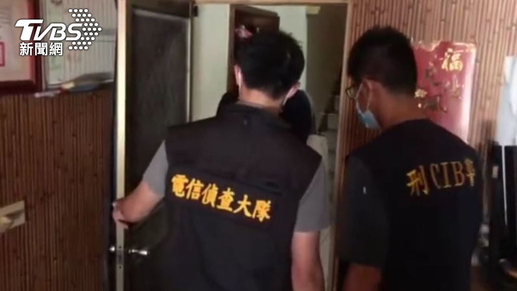 警方持拘票上門逮人。（圖／TVBS）