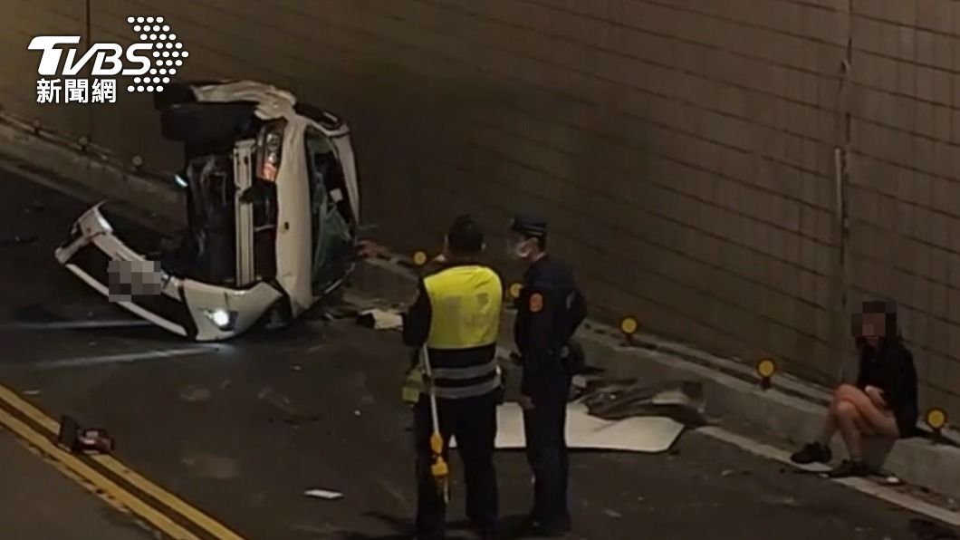 李男飆速撞翻前車,害駕駛傷重死亡。(圖/TVBS)