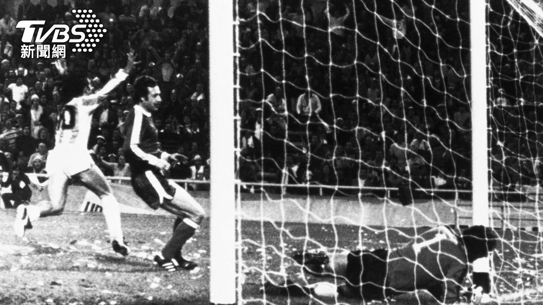 1978年阿根廷對波蘭的比賽，Mario Kempes(左1)成功進球。（圖／達志影像美聯社）