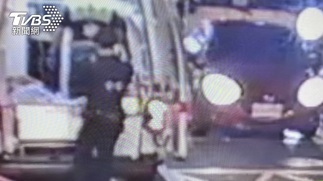 警消獲報後將傷者送醫急救。(圖/TVBS)