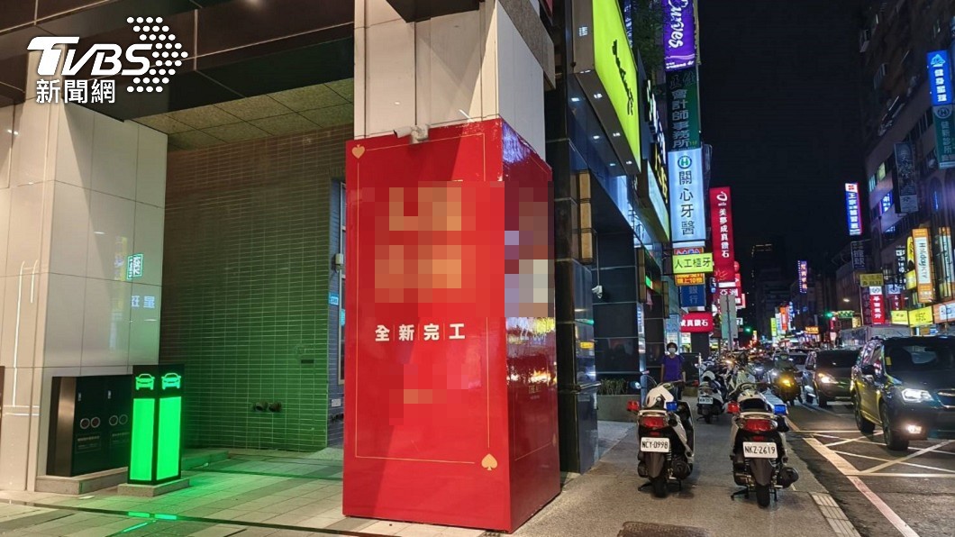 警方將2名傷者送醫急救另持續追查其他3嫌下落。(圖/TVBS)