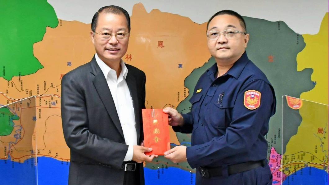 警政署長黃明昭頒發獎勵金由花蓮分局長呂育騰受頒,肯定花蓮分局員警打擊犯罪具體成效,期勉持續強化打擊犯罪力道,落實治安維護工作。(圖/花蓮縣警察局提供)