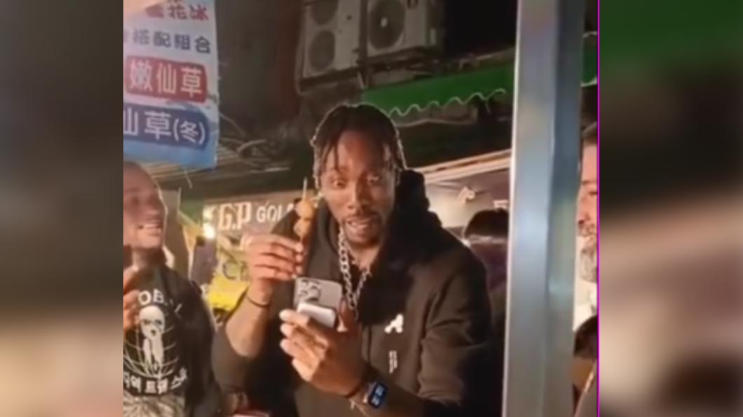 霍華德日前還到某夜市吃雞屁股。(圖/翻攝自魔獸IG)