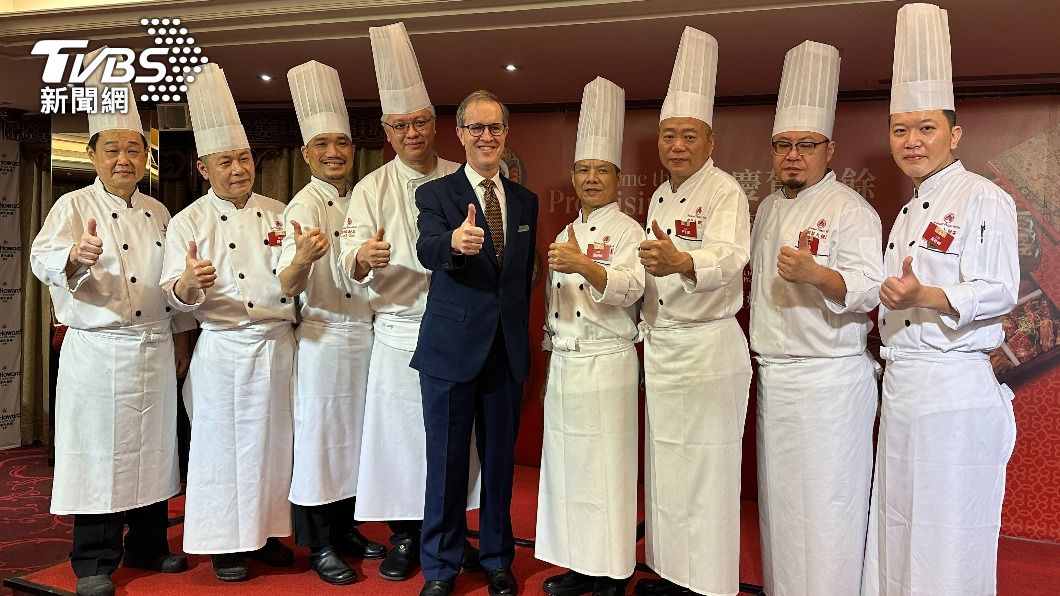 台北福華飯店總經理肖瑞強、馬來西亞籍行政主廚、新加坡籍麗香苑西餐主廚,與所有研發年菜的主廚、副主廚合影。(圖/葉韋辰攝)