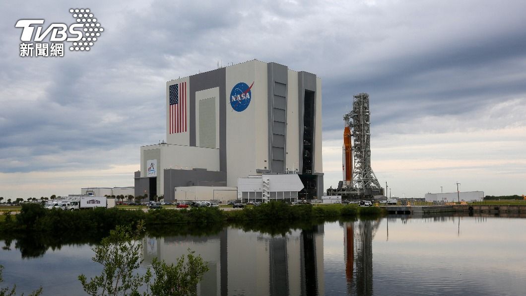美國航太總署(NASA)位於佛州的甘迺迪太空中心,與遠方的阿提米斯火箭。(圖/達志影像路透)