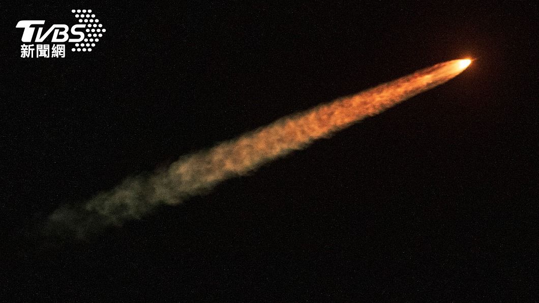 火箭成功載著太空船發射,點亮夜空。(圖/達志影像路透)