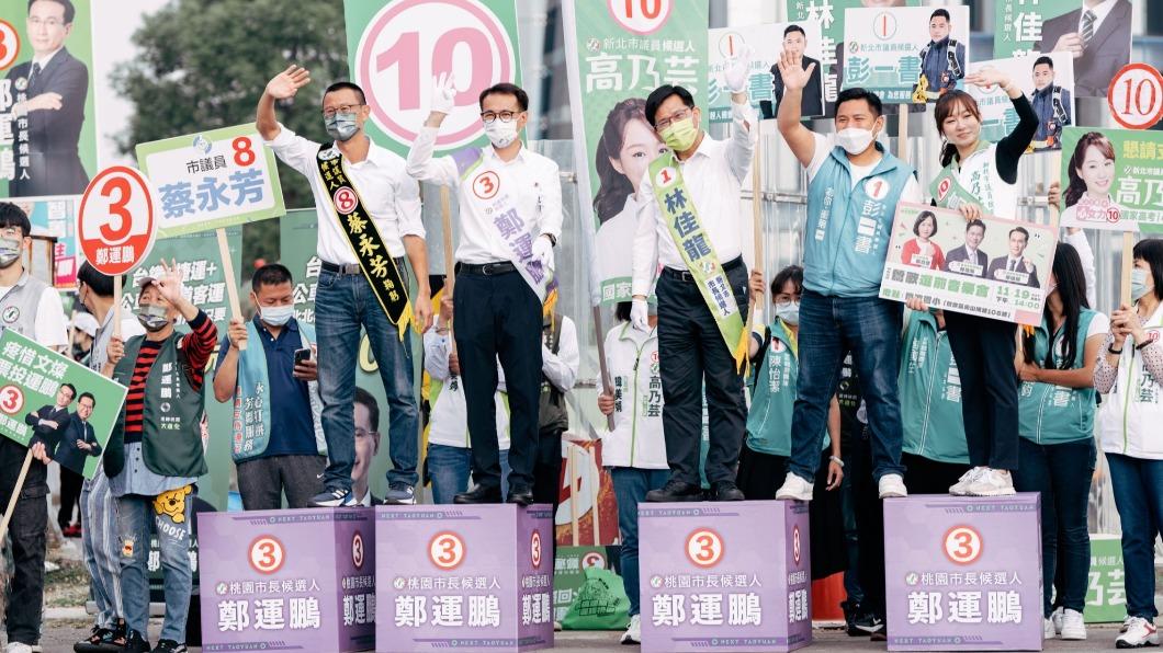 民進黨新北市長候選人林佳龍今(17)日前往桃園,與桃園市長候選人鄭運鵬合體。(圖/鄭運鵬競辦提供)