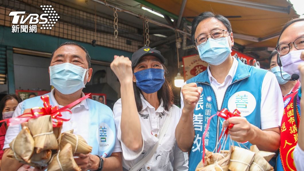 國民黨新北市長候選人侯友宜今（17）日一早陪同國民黨桃園市長候選人張善政到桃園龜山市場拜票。（圖／張善政競選辦公室提供）