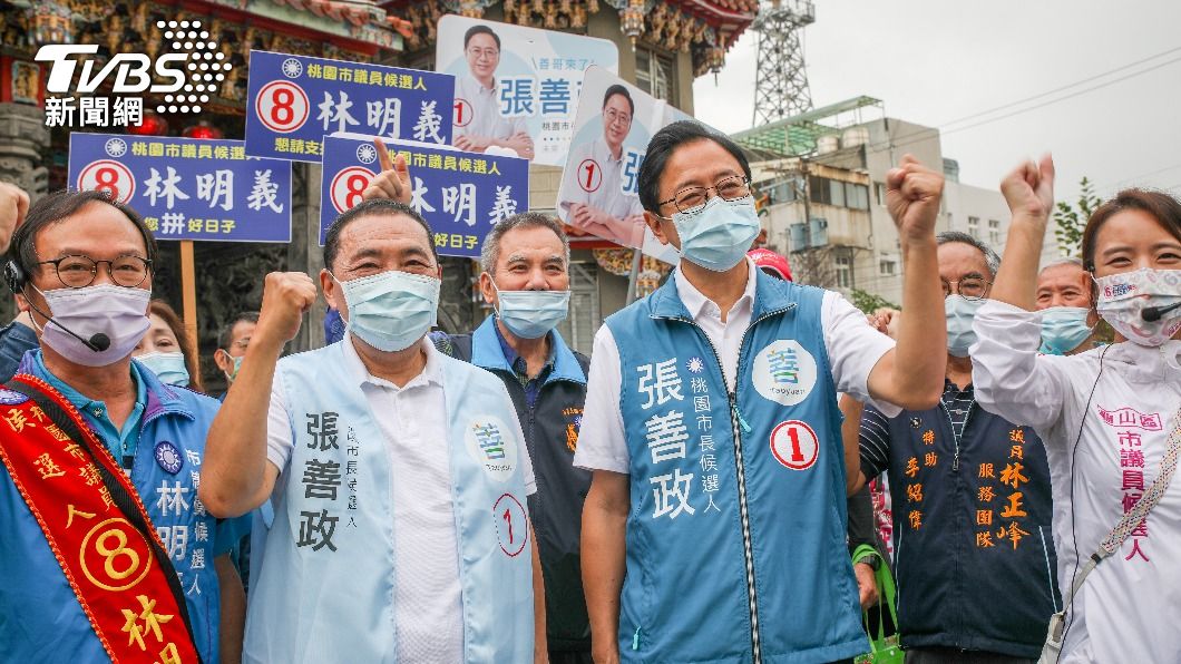 國民黨新北市長候選人侯友宜今(17)日一早陪同國民黨桃園市長候選人張善政到桃園龜山市場拜票。(圖/張善政競選辦公室提供)