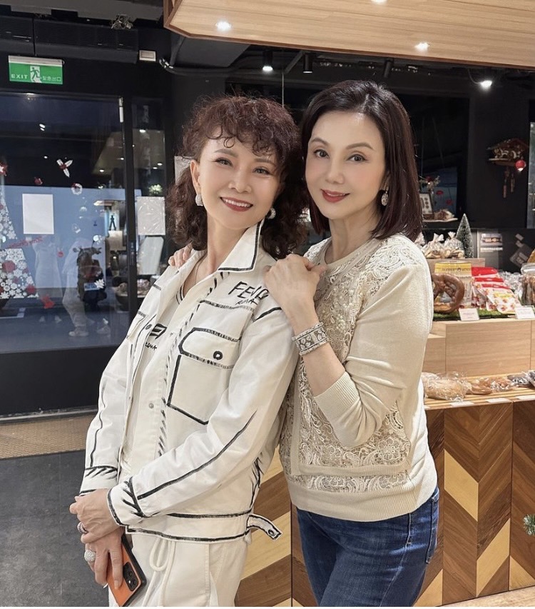 鄧美芳(圖左)和謝玲玲激似姐妹花。(圖/翻攝自謝玲玲IG)