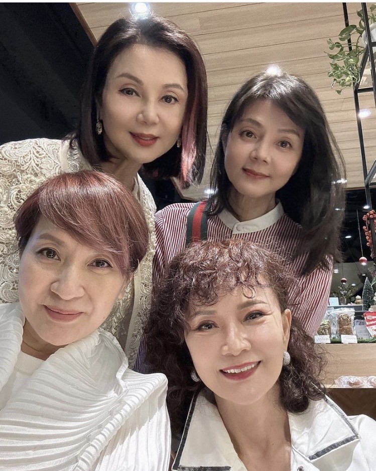 鄧美芳(圖右下)曾有「最美貂蟬」封號。(圖/翻攝自謝玲玲IG)