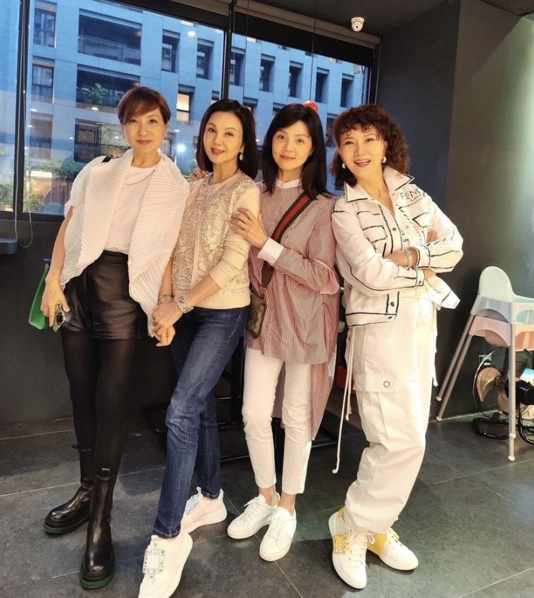 鄧美芳(圖右)多年來始終維持23腰的纖細身材。(圖/翻攝自謝玲玲IG)