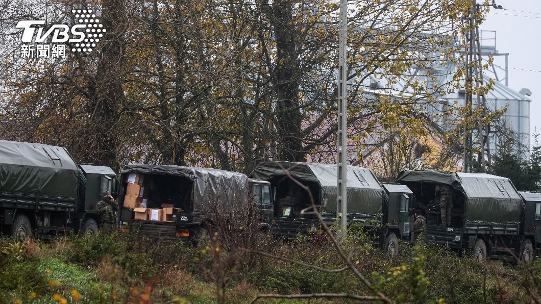 波蘭軍方將裝備從卡車上卸下,以檢驗事發現場。(圖/達志影像美聯)
