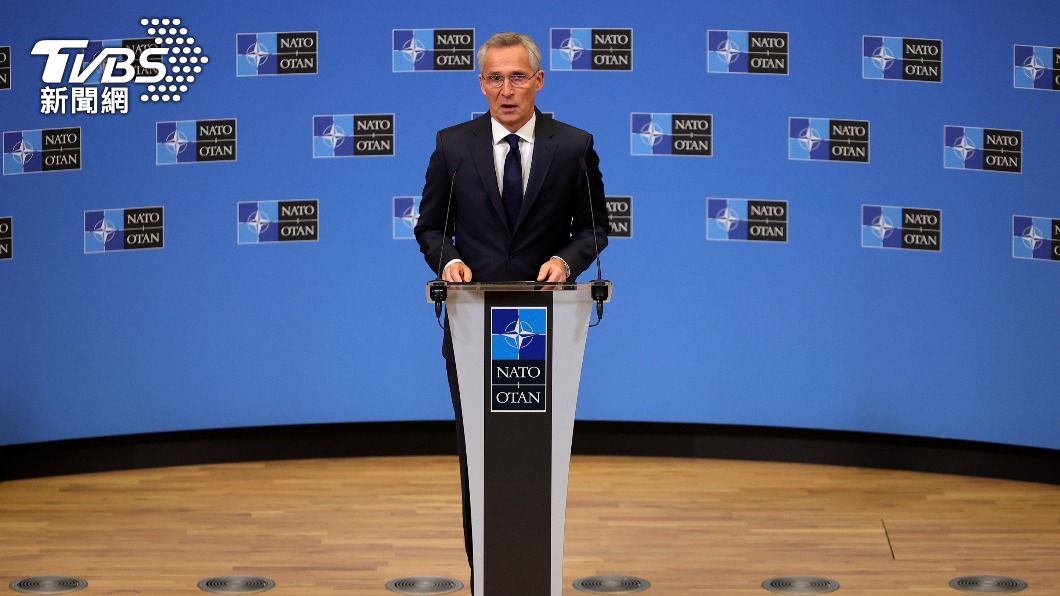 北約秘書長史托爾滕貝格(Jens Stoltenberg)召開記者會,強調將徹查此事。(圖/達志影像美聯)