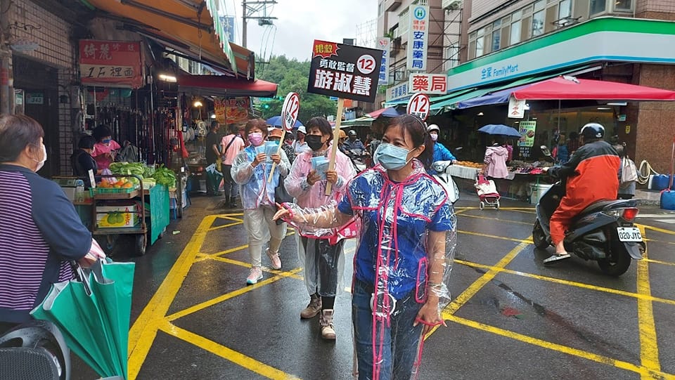 游淑慧也把握最後時間頻頻到市場掃街拜票。(圖/翻攝自游淑慧臉書)